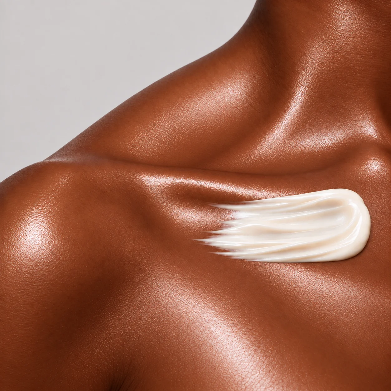 Moisturized shoulder and collarbone with AURECLAIR body butter texture